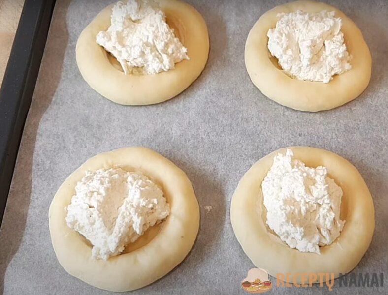 Ароматные ватрушки с творогом. Простое дрожжевое тесто и вкусная начинка