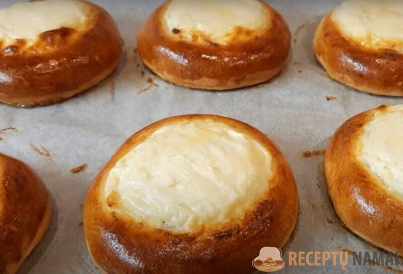 Ароматные ватрушки с творогом. Простое дрожжевое тесто и вкусная начинка