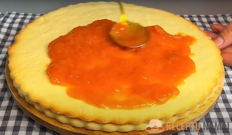 Быстрый экономичный пирог с вареньем к чаю или кофе. Готовится не сложно из самых доступных продуктов