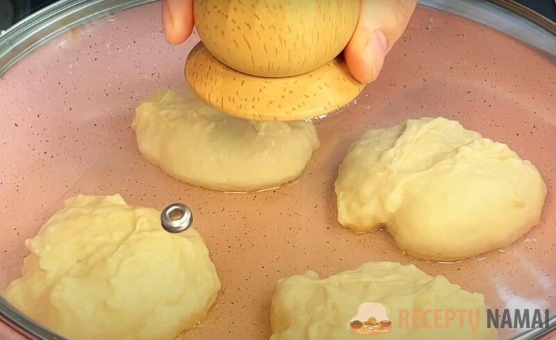 Кефир и 1 яйцо. Пышные оладьи, как булочки: рецепт без дрожжей за 5 минут