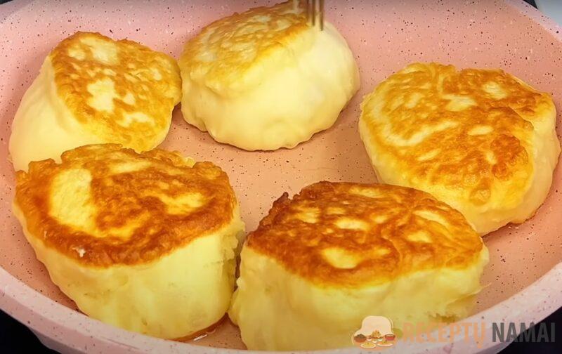 Кефир и 1 яйцо. Пышные оладьи, как булочки: рецепт без дрожжей за 5 минут