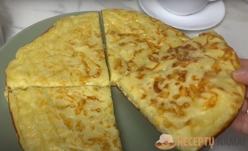 Возьмите 1 яйцо, стакан кефира и немного сыра. Вкусный и быстрый завтрак на сковороде без замеса теста