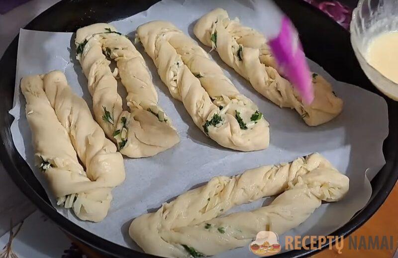 Сладкие или солёные булочки без яиц и масла. Просто и по-быстрому: рецепт из одного теста