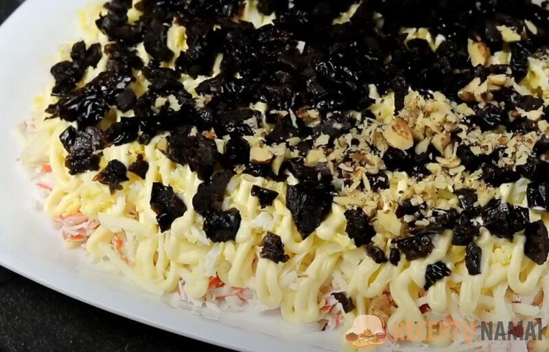 Салат с крабовыми палочками и черносливом. Простой рецепт яркого и вкусного блюда