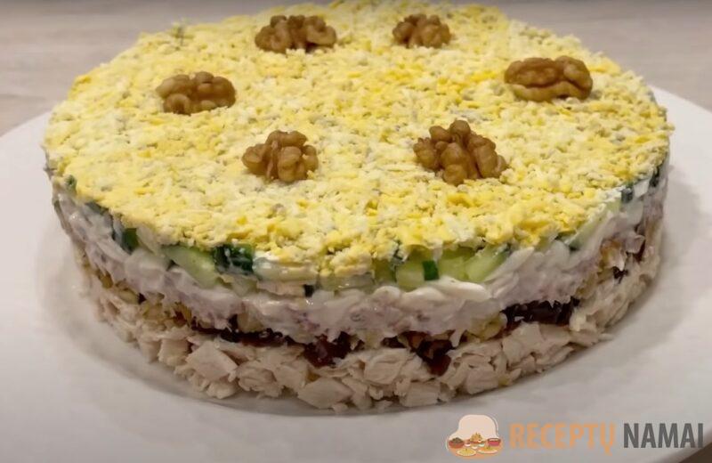 Салат "Нежность" с курицей и черносливом. Праздничный рецепт без майонеза