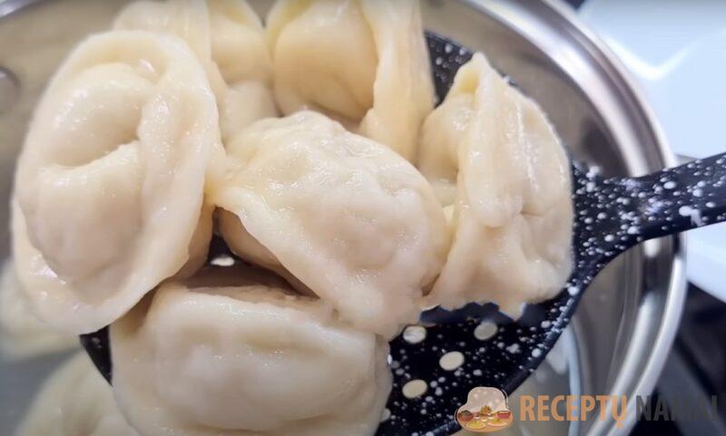 Самое удачное тесто для пельменей: не трескается при заморозке, не разваривается и легко замешивается