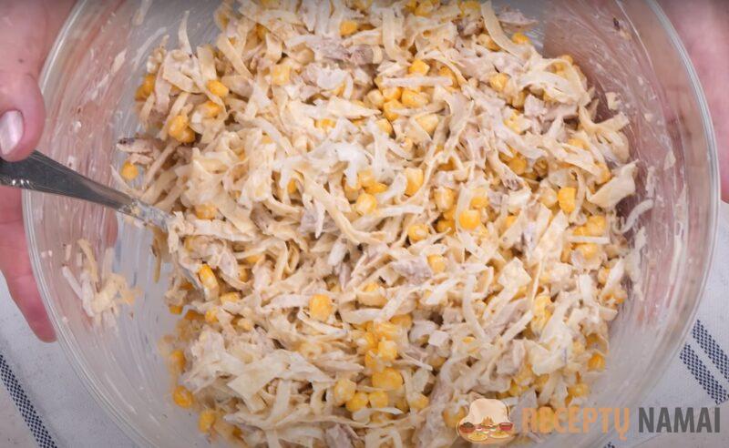 Этот рецепт стал моим любимым. Салат с курицей и яичными блинчиками