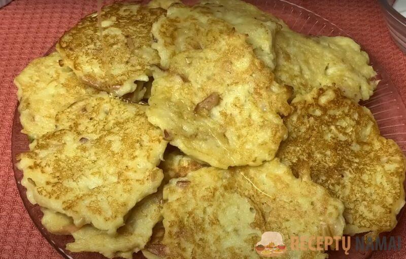 Смешайте яблоки с манкой. Вот как нужно готовить вкусные и сытные оладьи