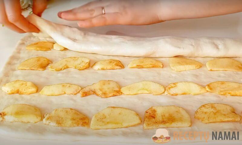 Нарезала дольками яблоки и завернула их в тесто. Оладьи с яблоками на завтрак для всей семьи