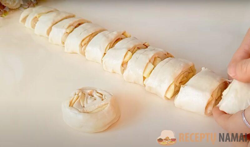 Нарезала дольками яблоки и завернула их в тесто. Оладьи с яблоками на завтрак для всей семьи