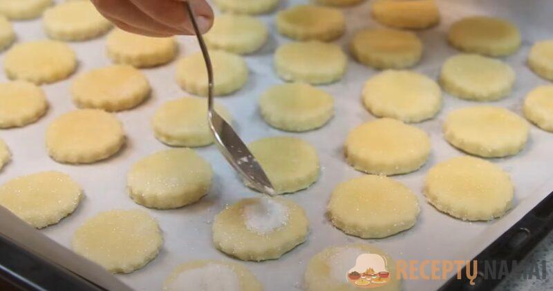 Нежное и рассыпчатое сахарное печенье. Рецепт палочка-выручалочка к чаю