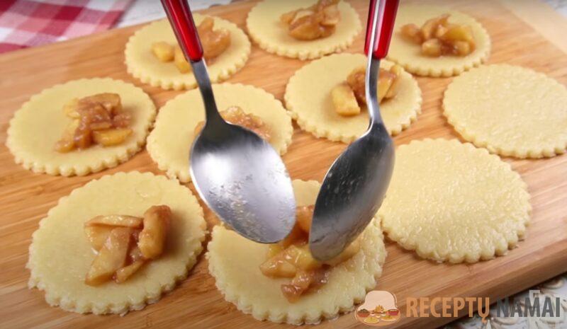 Достаточно муки и немного яблок. Самый простой и вкусный рецепт яблочного печенья