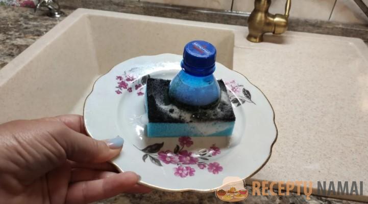 Теперь мытье посуды стало для меня немного легче. Все благодаря нехитрой самоделке из бутылки и губки