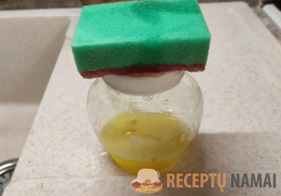 Теперь мытье посуды стало для меня немного легче. Все благодаря нехитрой самоделке из бутылки и губки