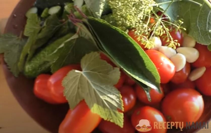 Рецепт стащила у подруги, и третий год закрываю! Помидоры и огурцы холодным способом