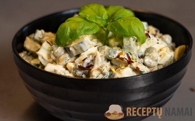 Vasaros salotos su šviežiais agurkais: įberkite šiek tiek sūrio ir skonis pasikeis