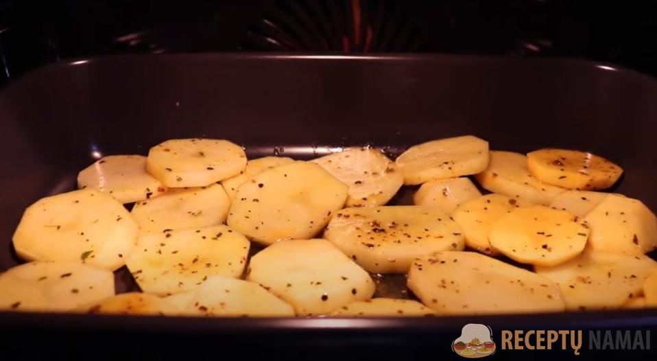 Выкладываю все сверху картошки и в духовку. Ужин, который я готовлю очень часто