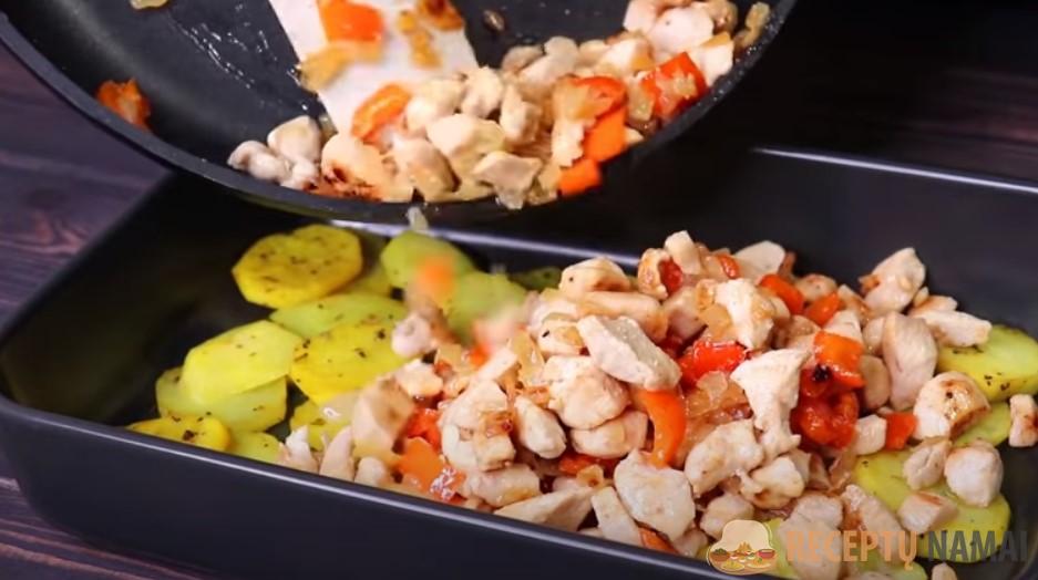 Выкладываю все сверху картошки и в духовку. Ужин, который я готовлю очень часто