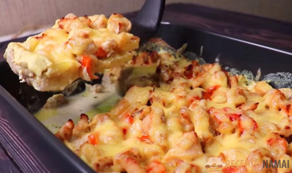 Выкладываю все сверху картошки и в духовку. Ужин, который я готовлю очень часто