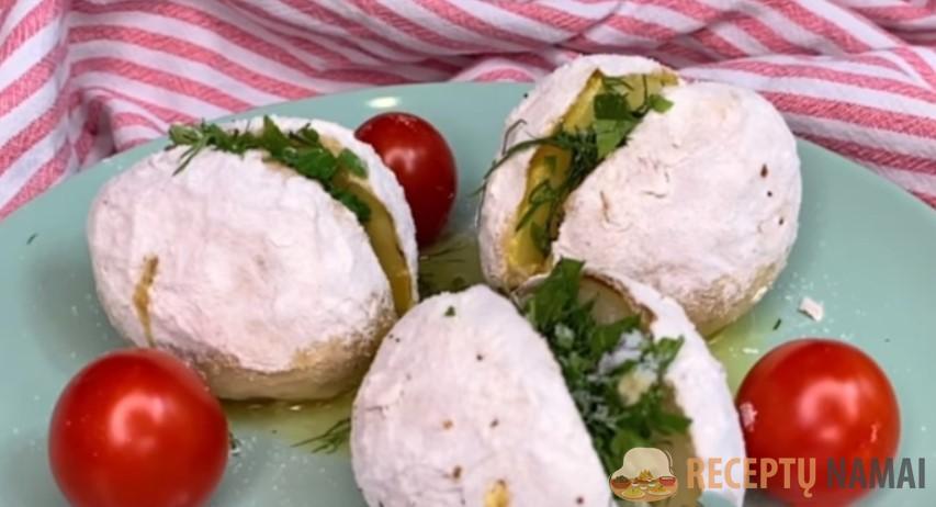 Кладу картофель в пакет с мукой и выкладываю на противень. Аппетитное и сытное блюдо из картофеля