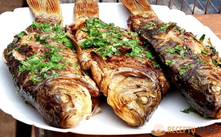 Караси на углях! Рецепт рыбы в сливочно-чесночном масле с зеленью