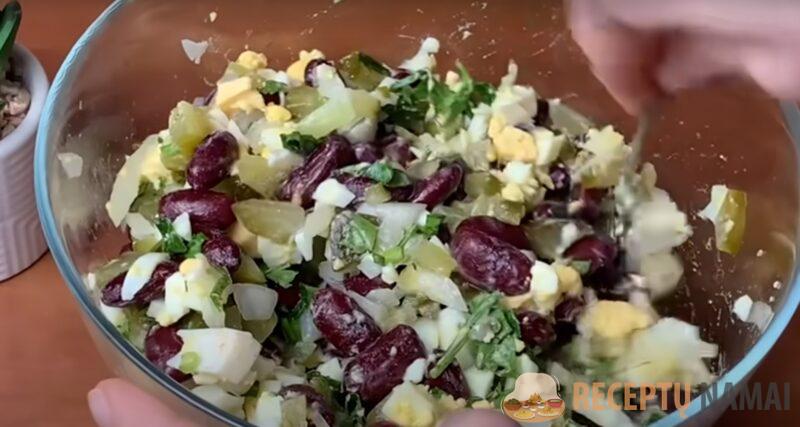 Салат "Экономный" готовлю из простых продуктов. Такой вкусный, что не могу отказаться от добавки