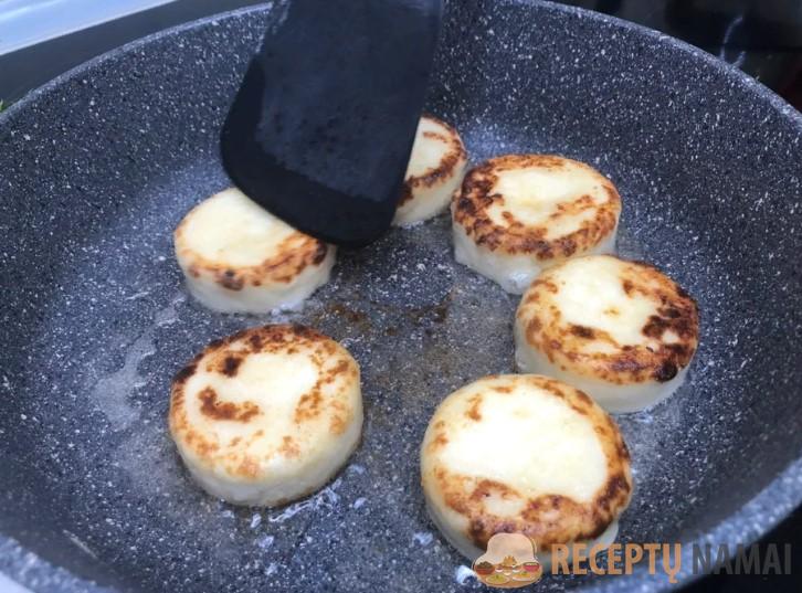 Как нужно готовить сырники без муки, чтобы они были пышными и не расплывались при жарке