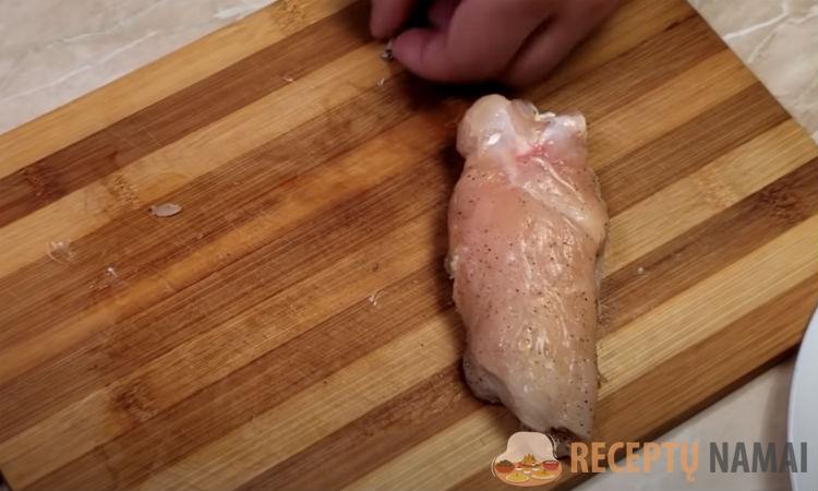 Готовим куриный рулет с начинкой