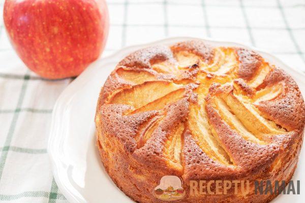 močiutės obuolių pyragas