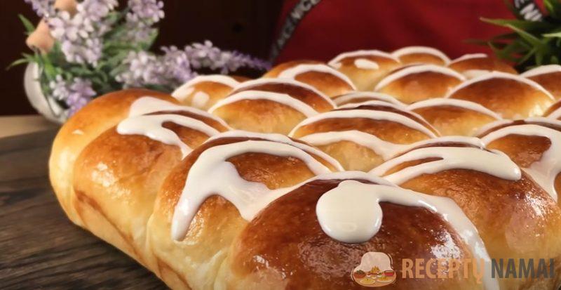 Смешиваю молоко с уксусом. Так готовят булочки в Германии: забытый рецепт 60-х