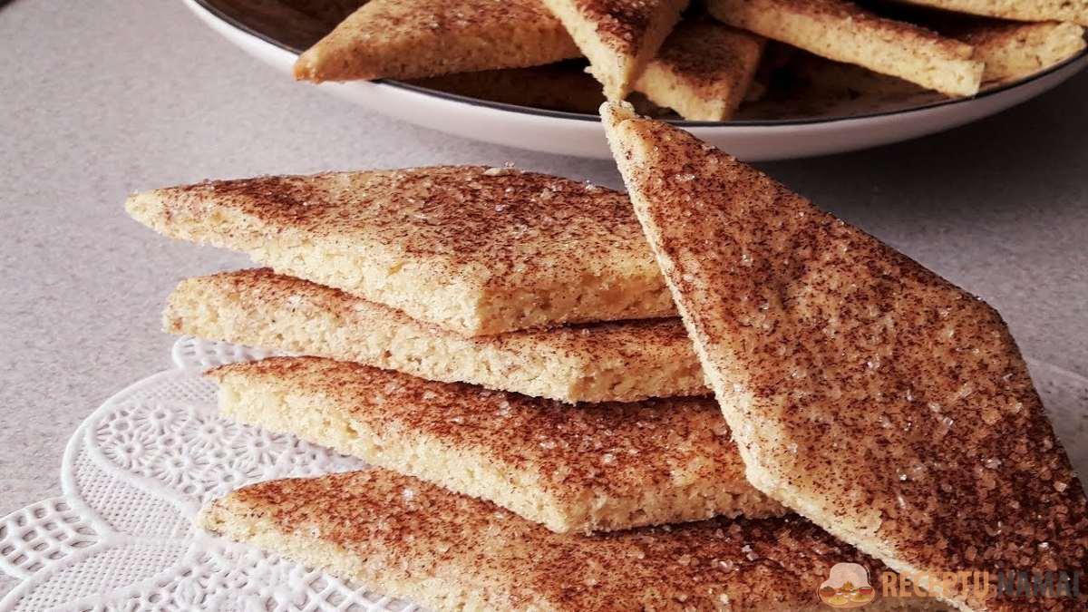 svietiniai sausainiai su cinamonu