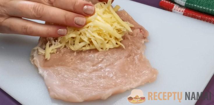 Куриную грудку отбиваю, заворачиваю и заливаю соусом. Грудка выходит нежная, почти как масло, а соусом поливаю гарнир