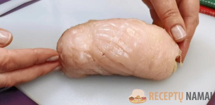 Куриную грудку отбиваю, заворачиваю и заливаю соусом. Грудка выходит нежная, почти как масло, а соусом поливаю гарнир