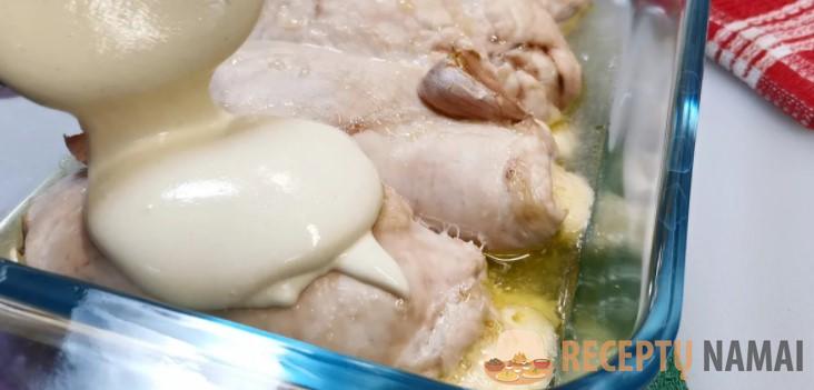 Куриную грудку отбиваю, заворачиваю и заливаю соусом. Грудка выходит нежная, почти как масло, а соусом поливаю гарнир