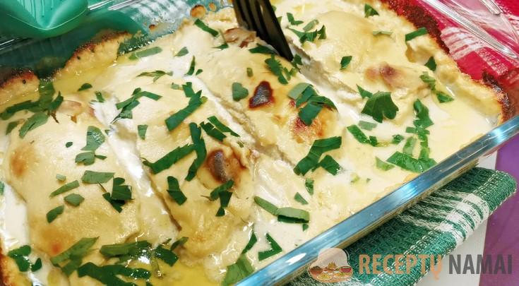 Куриную грудку отбиваю, заворачиваю и заливаю соусом. Грудка выходит нежная, почти как масло, а соусом поливаю гарнир