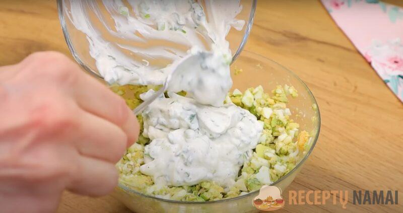 Всего 1 авокадо и 4 яйца и вкусный завтрак готов! Рецепт быстрой закуски