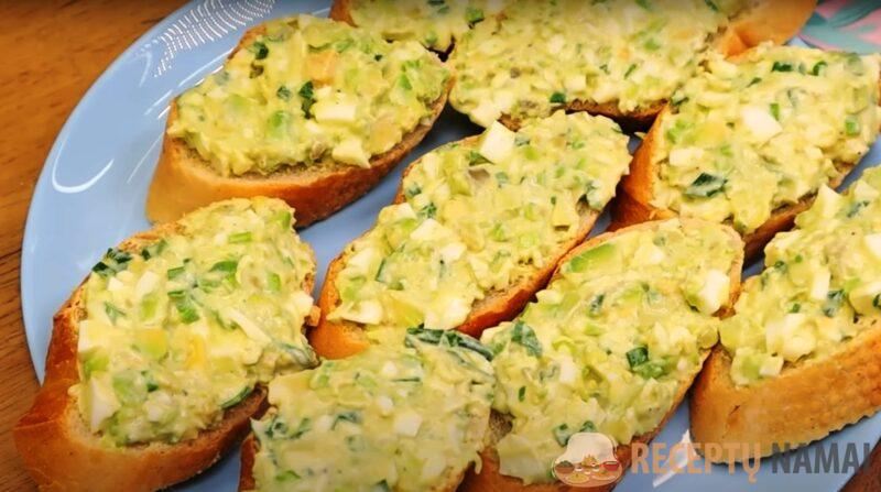 Всего 1 авокадо и 4 яйца и вкусный завтрак готов! Рецепт быстрой закуски