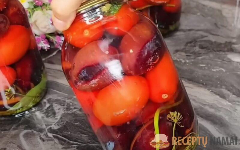 Секрет моей свекрови: маринованные помидоры со сливами без варки. Просто залей кипятком и зимой будешь есть счастье ложкой!