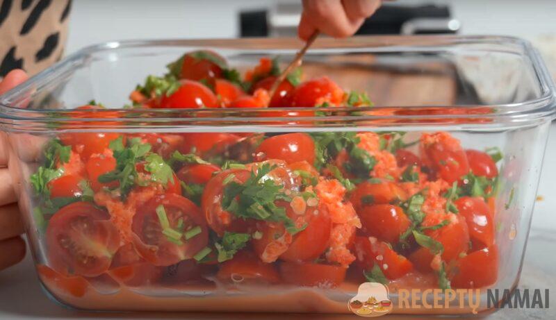 Готовятся почти сами: простой рецепт маринованных помидоров, который покорил всех моих гостей