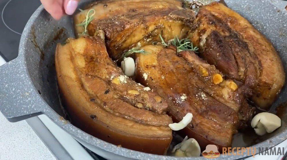 Рецепт этого мяса в прошлом году стал хитом среди моих знакомых и подписчиков: мясо беру недорогое и готовлю на одной сковороде