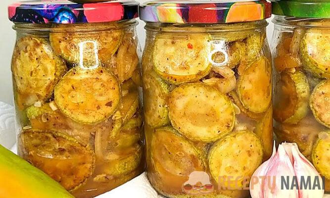 Žiemai keptos cukinijos: dėl sumanaus marinato jų skonis toks pat, kaip iš daržo