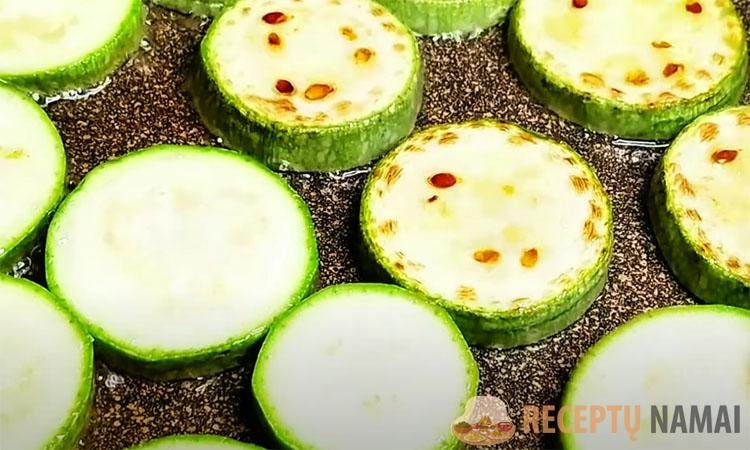 Жарим кабачки сразу на зиму: благодаря хитрому маринаду вкус сохраняется словно с грядки