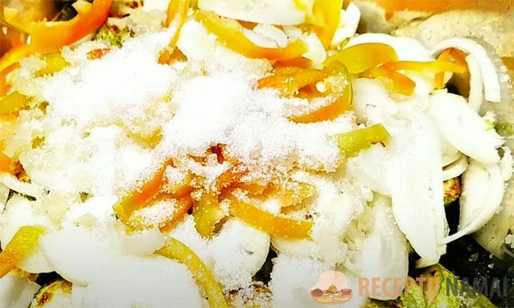 Жарим кабачки сразу на зиму: благодаря хитрому маринаду вкус сохраняется словно с грядки