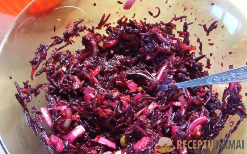 Салат из свеклы, который никогда не надоедает. Просто, дёшево и вкусно