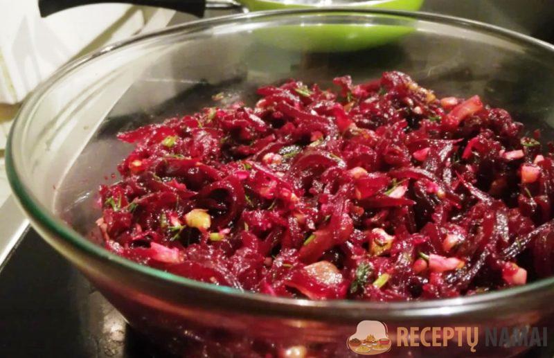 Салат из свеклы, который никогда не надоедает. Просто, дёшево и вкусно