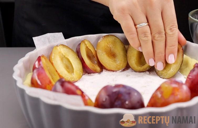 Простой пирог со сливами, но ни разу не подвел. Начинки много и она не течет