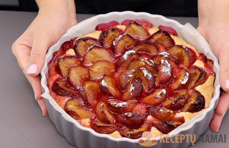 Простой пирог со сливами, но ни разу не подвел. Начинки много и она не течет