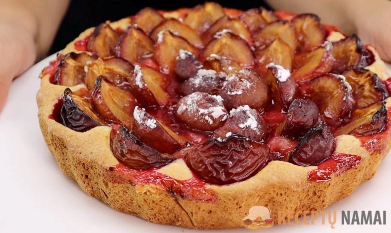 Простой пирог со сливами, но ни разу не подвел. Начинки много и она не течет