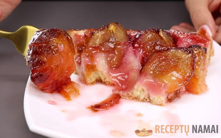 Простой пирог со сливами, но ни разу не подвел. Начинки много и она не течет