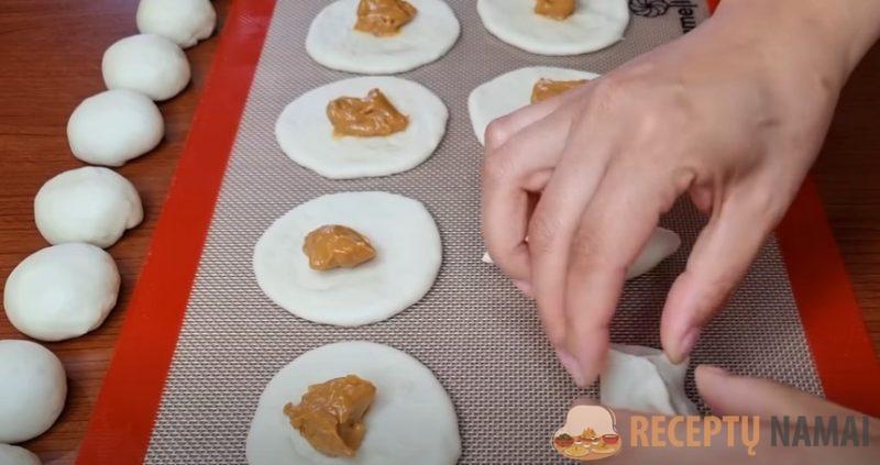 Обвариваю пирожки кипятком, в магазине такие не купишь. Сдоба, как пух: мягкая и нежная